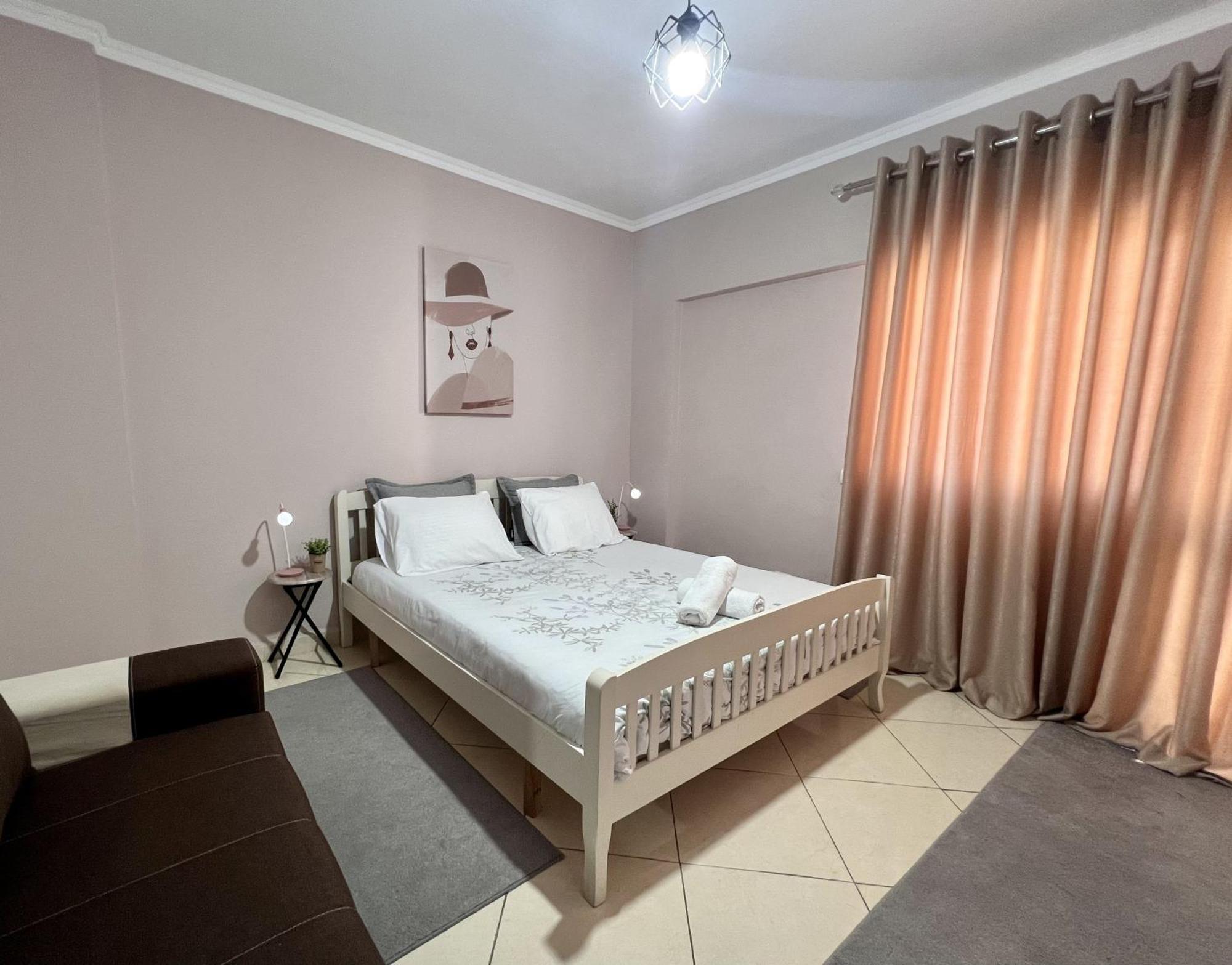 Apartament 2bdr Komuna E Parisit *