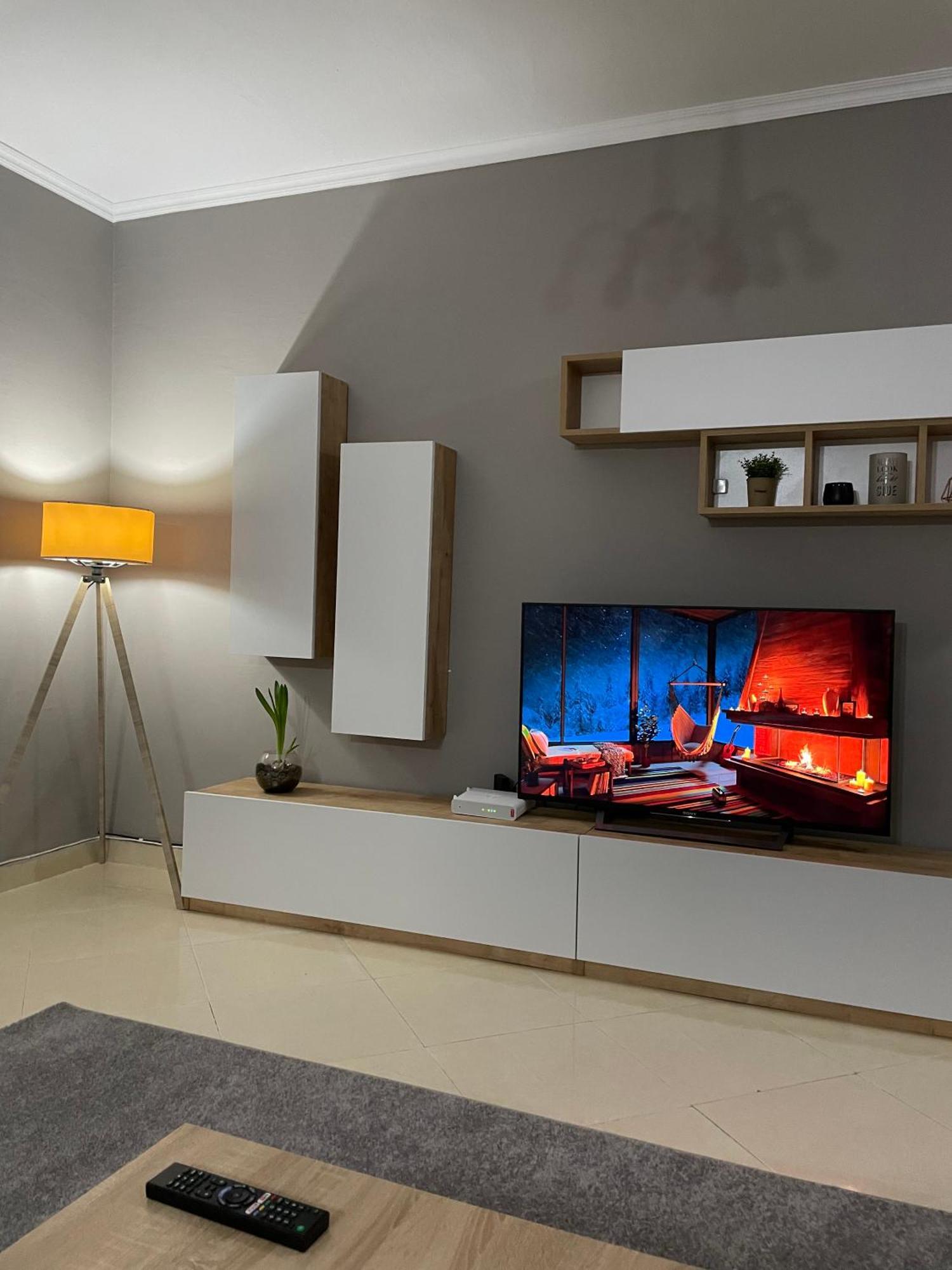 2bdr Komuna E Parisit * Tirana